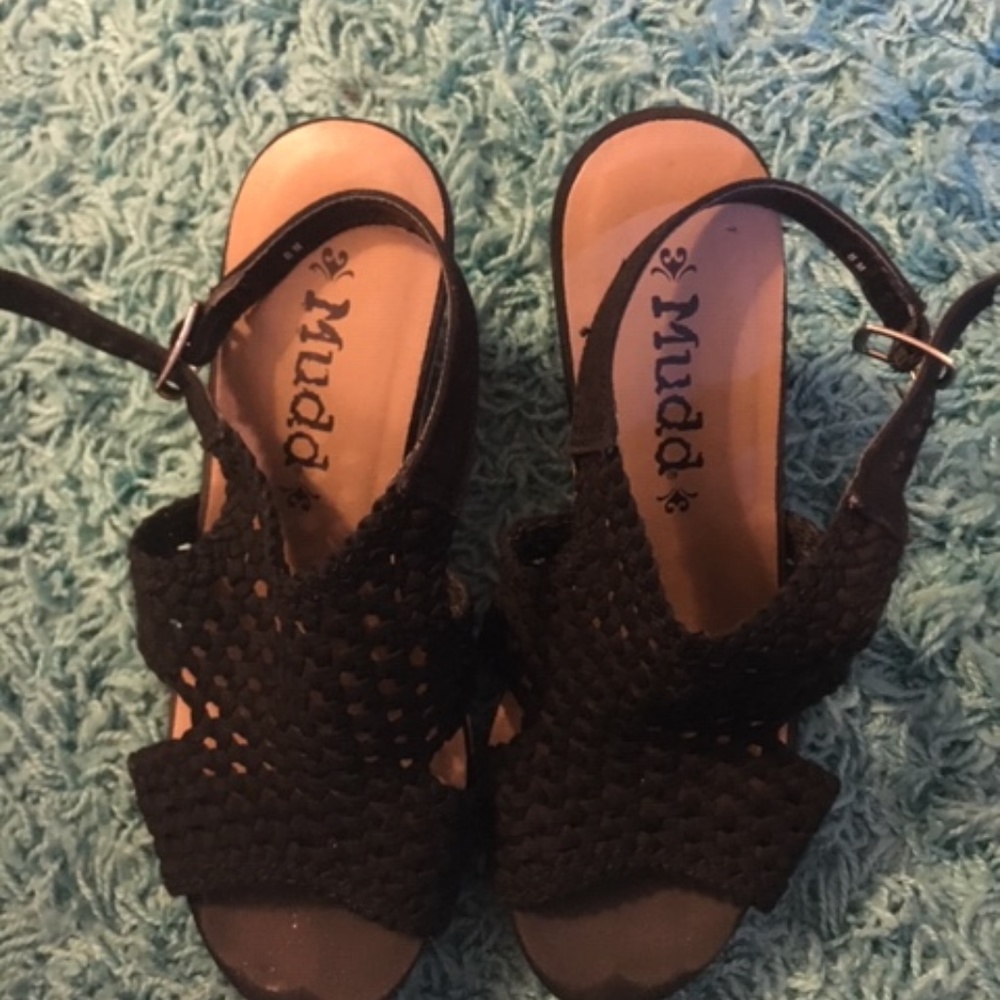 MUDD black wedges
